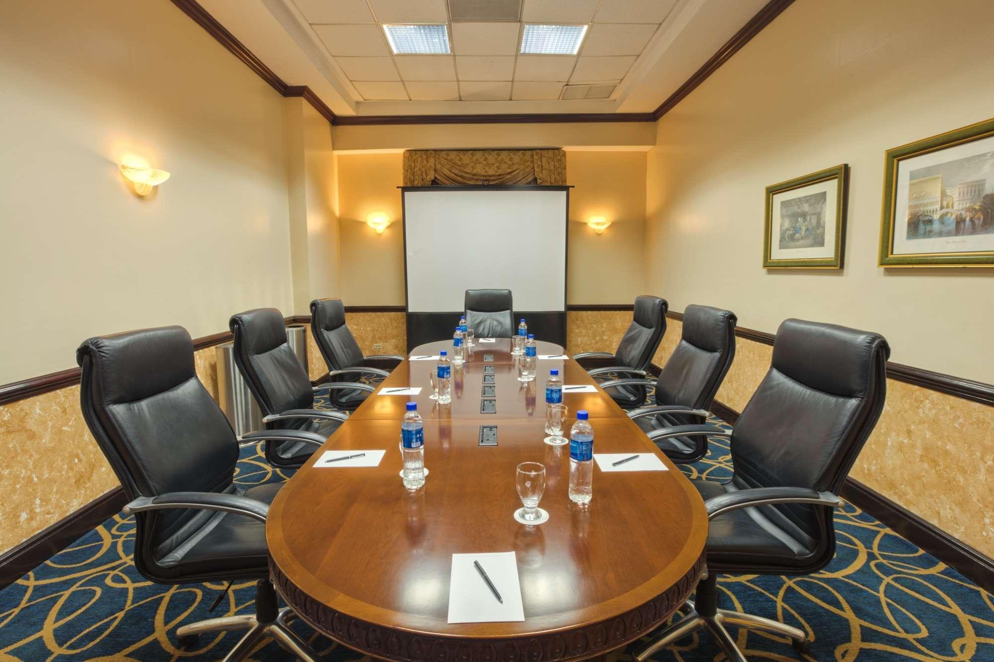 Отель Barcelo Сан-Сальвадор Экстерьер фото Boardroom at the Hilton Garden Inn