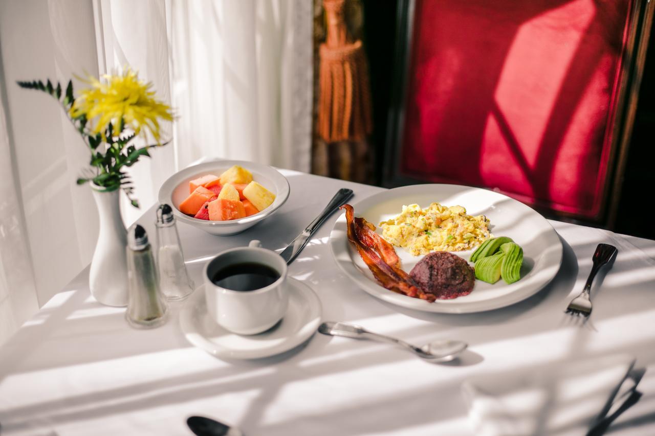 Отель Barcelo Сан-Сальвадор Экстерьер фото Room service breakfast
