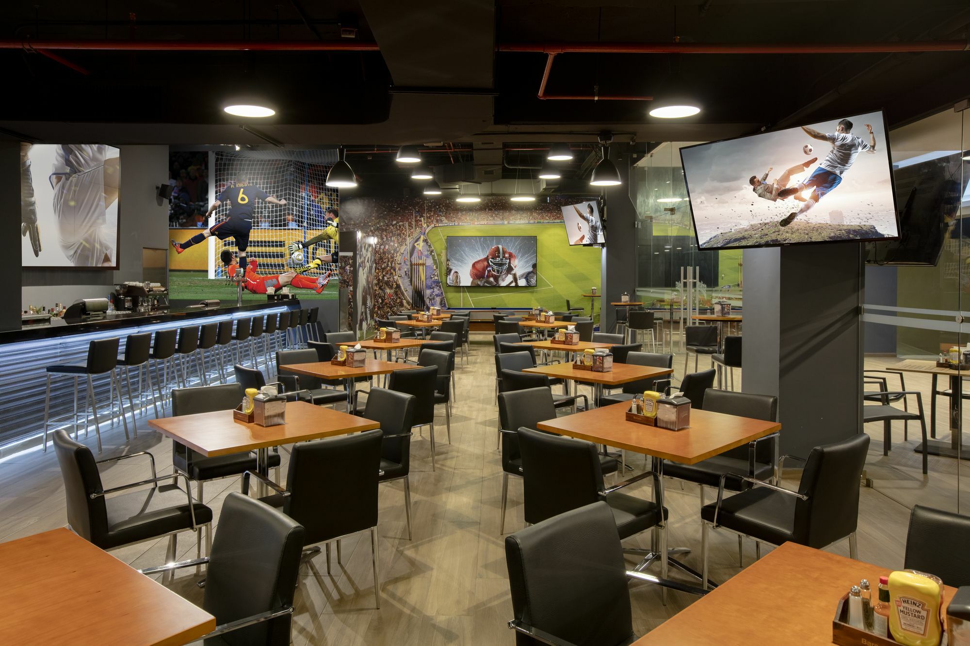 Отель Barcelo Сан-Сальвадор Экстерьер фото The interior of a typical Hooters restaurant